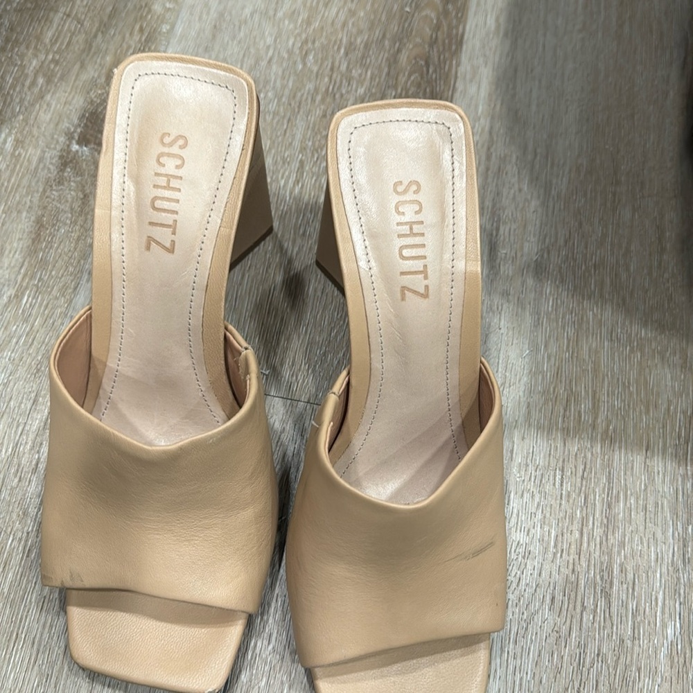 Schultz ran slip on heel